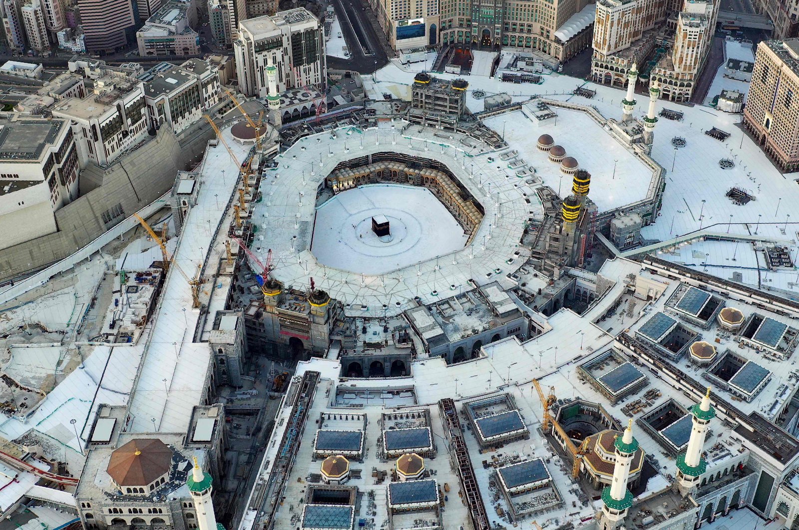 An aerial view shows the Great Mosque, deserted on the first day of the Muslim fasting month of Ramadan, in the Saudi holy city of Mecca, on April 24, 2020, during the novel coronavirus pandemic crisis. (AFP Photo)