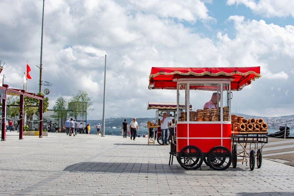 A man selling traditional Turkish street food, simit, Istanbul, Türkiye, Sept. 10, 2019. (Shutterstock Photo)