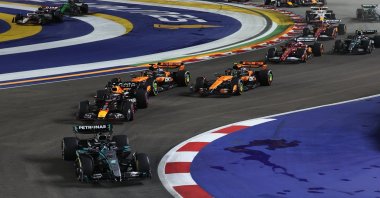 Mercedes' George Russell leads during the Singapore Grand Prix at the Marina Bay Street Circuit, Singapore, Oct. 5, 2025. (Reuters Photo)