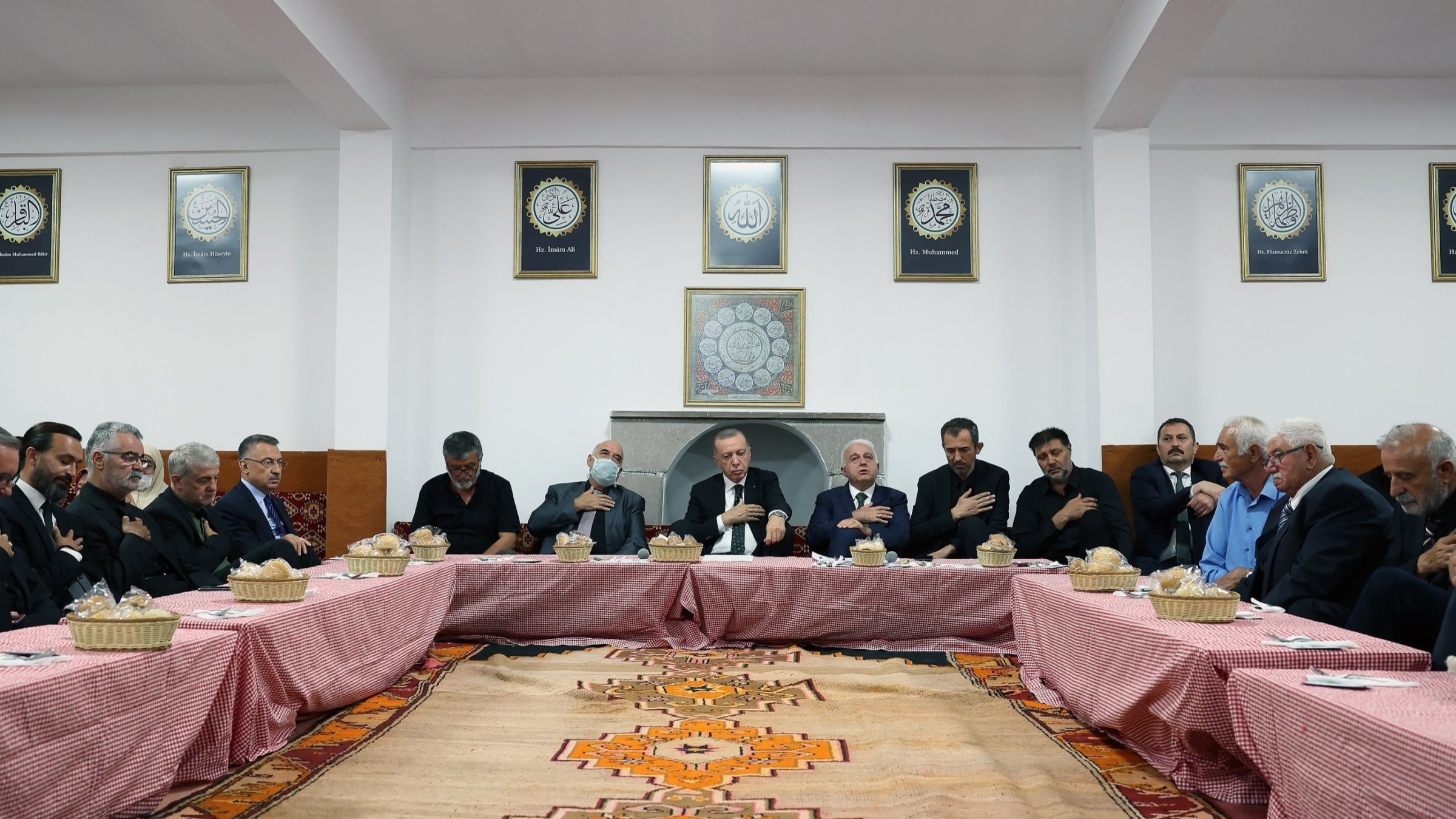 President Recep Tayyip Erdoğan breaks fast with the Alevi community at the Hüseyin Gazi Cemevi in Ankara, Türkiye, Aug. 8, 2022. (AA Photo)