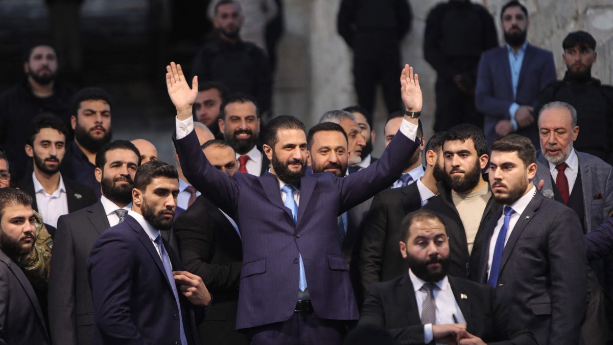  Syrian President Ahmed al-Sharaa waves to the crowd at the gate of Aleppo’s Citadel, Nov. 29, 2025. (AFP File Photo)