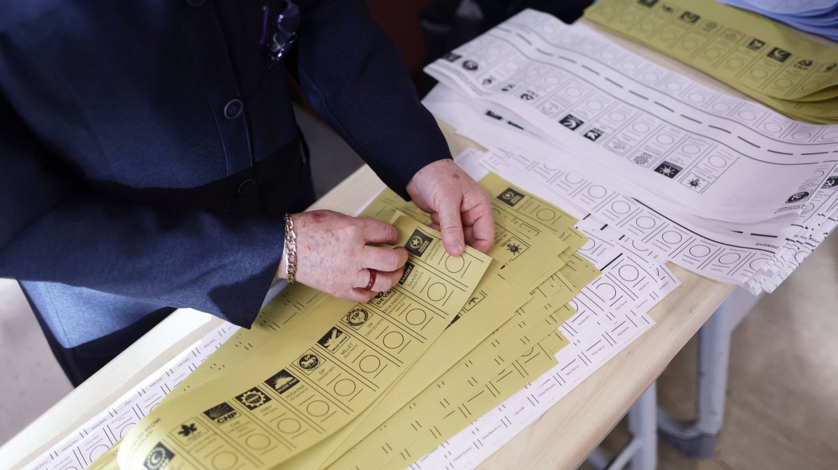 An official prepares ballot papers for the local elections, Istanbul, Türkiye, March 31, 2024. (EPA Photo)