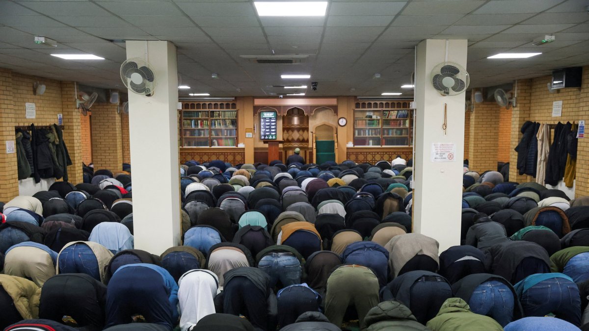 Worshippers attend Friday prayers ahead of the beginning of Ramadan at Khizra mosque in Manchester, Britain, Feb. 13, 2026. (Reuters File Photo)