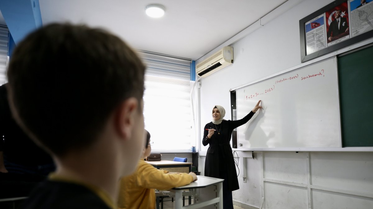 Students of Bursa Nilüfer Anatolian Imam Hatip High School prepare for an International Math Olympiad, Bursa, Türkiye, MArch 11, 2026. (AA Photo) 