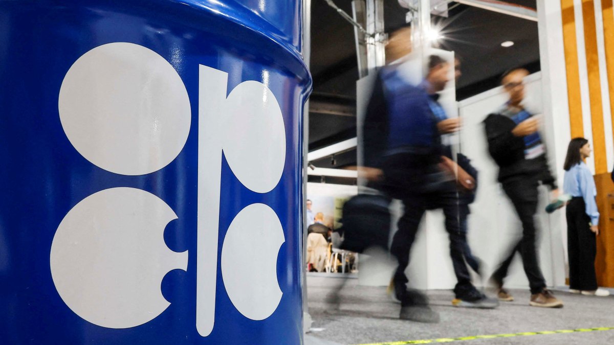 People walk past an installation depicting a barrel of oil with the logo of the Organization of the Petroleum Exporting Countries (OPEC) during the COP29 United Nations climate change conference, Baku, Azerbaijan, Nov. 19, 2024. (Reuters Photo)