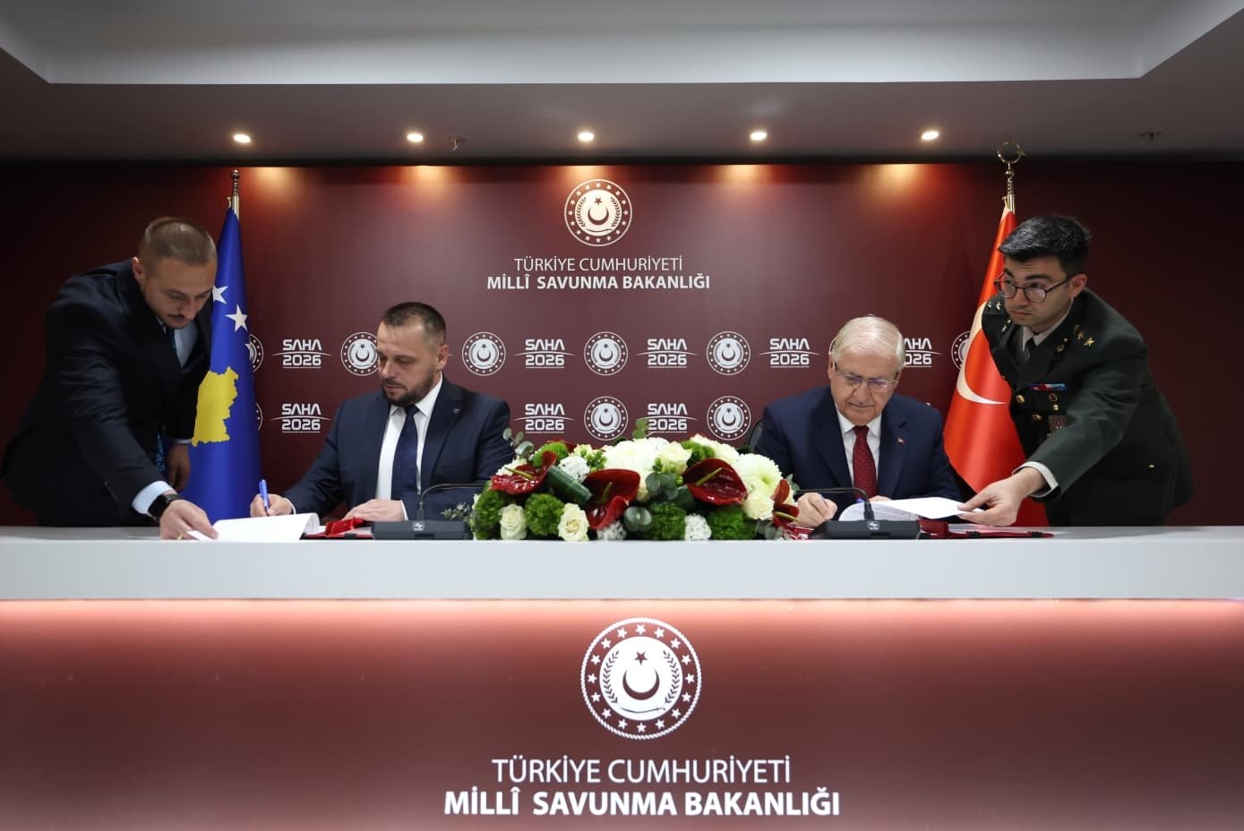  Defense Minister Yaşar Güler and his Kosovar counterpart Ejup Maqedonci sign an agreement in Istanbul, May 5, 2026. (@tcsavunma on X)