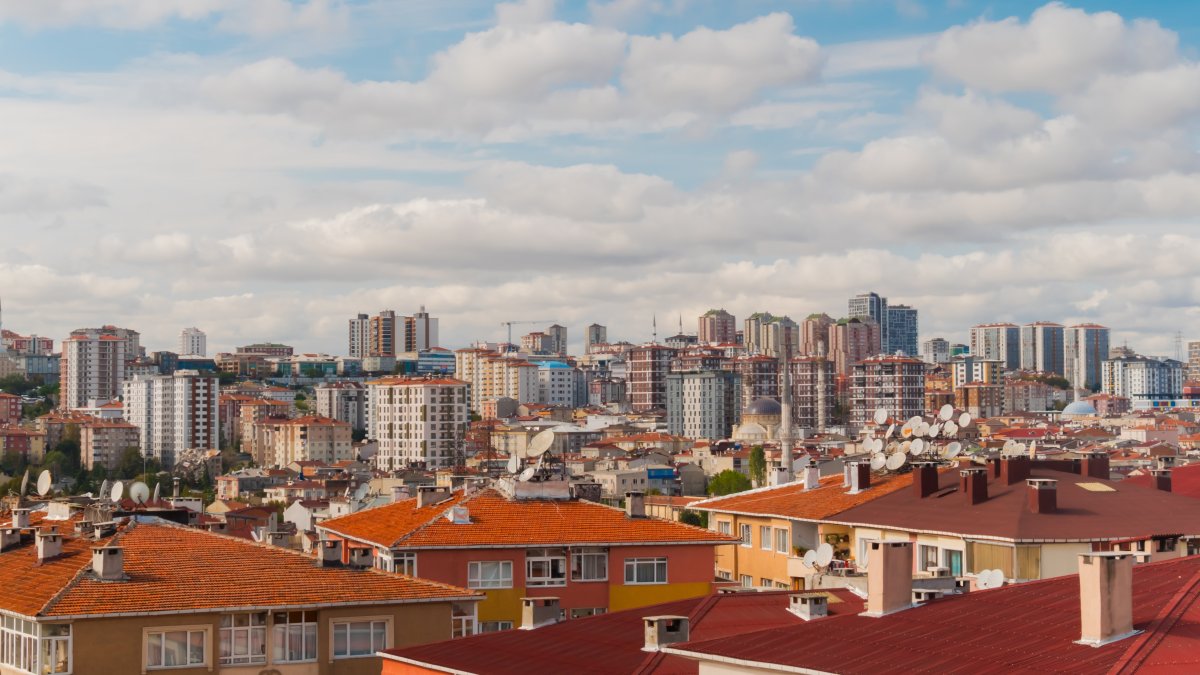 Apartment buildings in a residential district, Istanbul, Türkiye, April 16, 2026. (Shutterstock Photo)