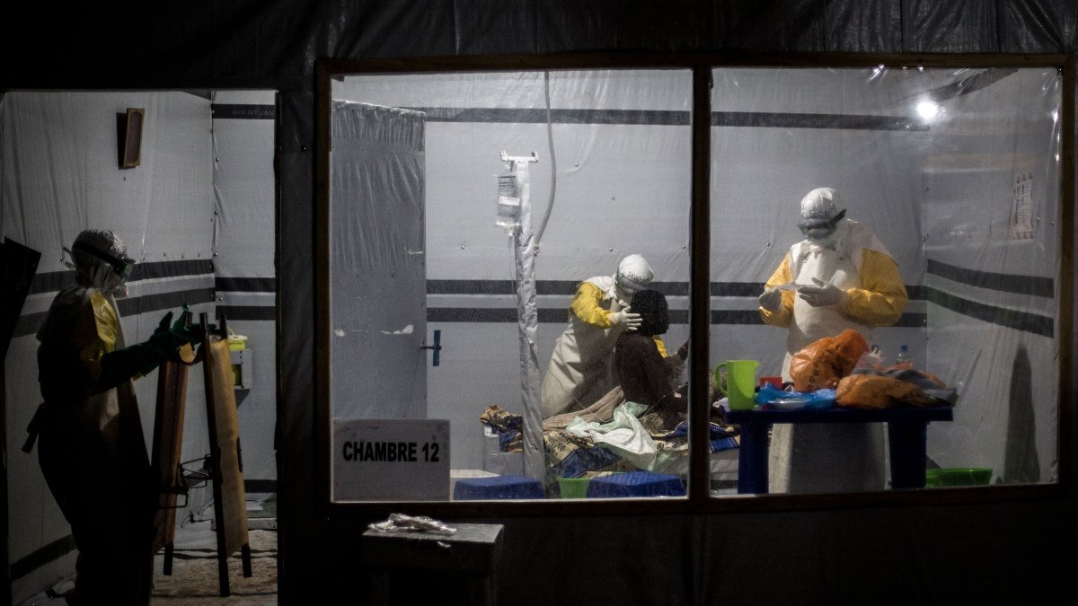 Health workers treat an unconfirmed Ebola patient, inside a MSF (Doctors Without Borders) supported Ebola Treatment Centre (ETC), Butembo, DRC, Nov. 3, 2018. (AFP Photo)