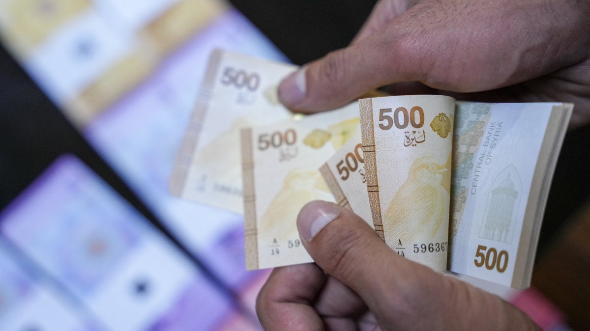 Old Syrian banknotes replaced with newly issued ones in Idlib, Syria, Jan. 3, 2026. (AFP File Photo)