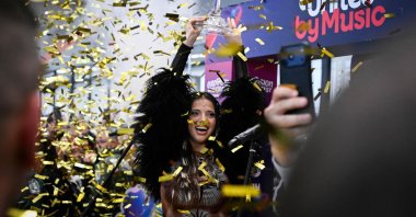 Bulgarian singer Dara lifts her trophy as she is welcomed by supporters upon her arrival in Sofia, a day after winning the Eurovision Song Contest, Sofia, Bulgaria, May 17, 2026. (AFP Photo)