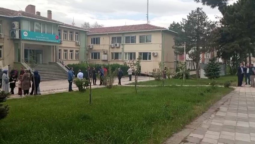 People wait outside a building after an earthquake, Malatya, eastern Türkiye, May 20, 2026. (IHA Photo)