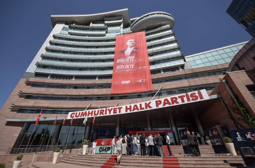 Journalists wait outside the CHP headquarters during the hearing, Ankara, Türkiye, Sept. 15, 2025. (AFP File Photo)