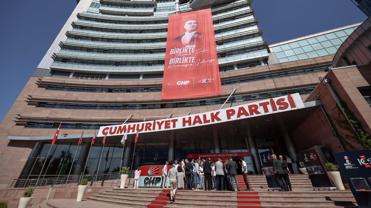 Journalists wait outside the CHP headquarters during the hearing, Ankara, Türkiye, Sept. 15, 2025. (AFP File Photo)