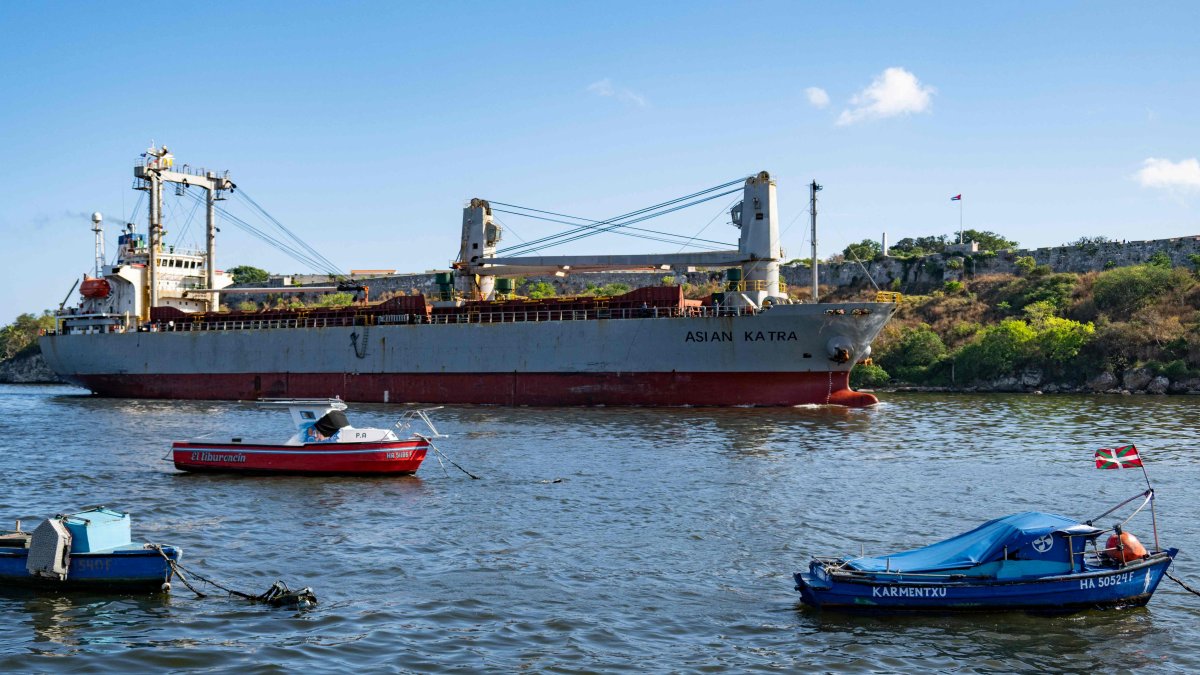The Asian Katra, a Panama-flagged cargo ship, arrives in Havana Bay carrying humanitarian aid, in Havana, May 18, 2026. (AFP Photo)