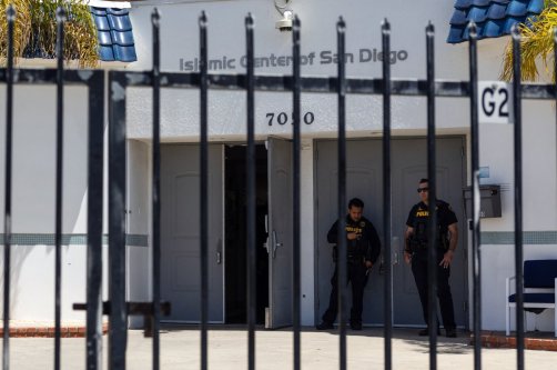 San Diego police officers stand guard a day after a shooting at the Islamic Center of San Diego, California, May 19, 2026. (AFP Photo)