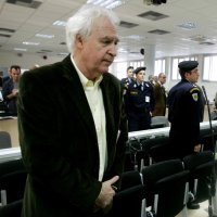 Alexandros Giotopoulos (L), leader of Greece's notorious November 17 terrorist group stands inside a courtroom in Korydallos prison, a few kilometres west of Athens Dec. 2, 2005. (Reuters File Photo)
